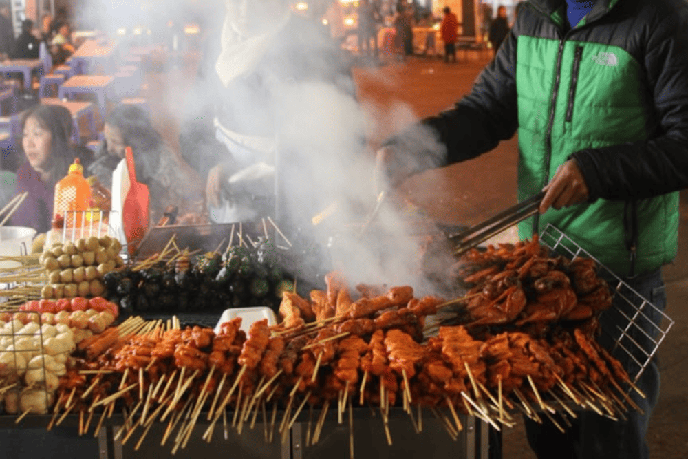 Những gian hàng xiên nướng nghi ngút khói thu hút khách du lịch